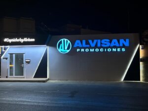 Fachada moderna de Alvisan Promociones con rótulo luminoso LED y diseño de revestimiento, realizado por Rótulos Marcos en Murcia.