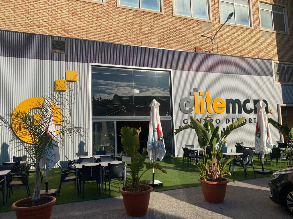 Fachada moderna de Elite MCR con rótulo corpóreo y revestimiento de paneles, proyecto de Rótulos Marcos en Murcia.